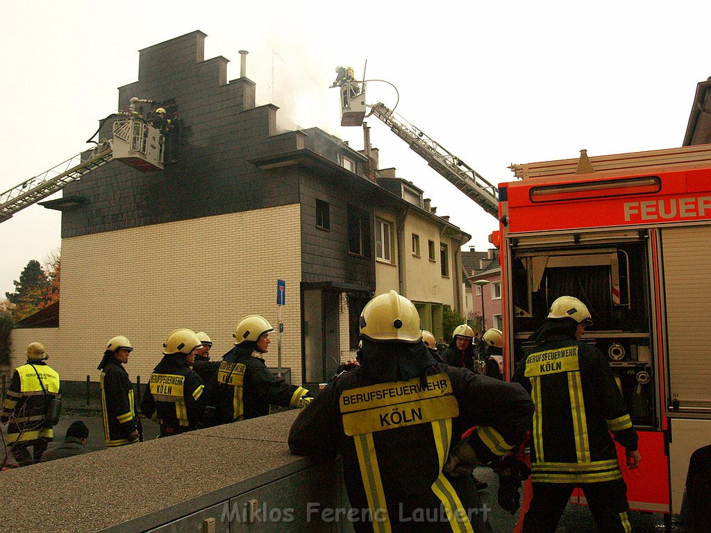 Feuer 3 Reihenhaus komplett ausgebrannt Koeln Poll Auf der Bitzen P178.JPG